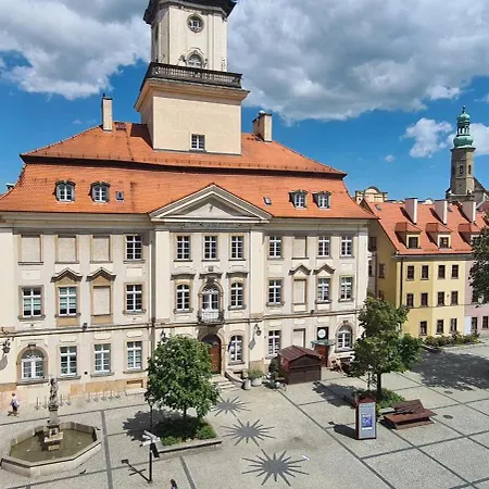 Zloty Jelonek Na Placu Ratuszowym