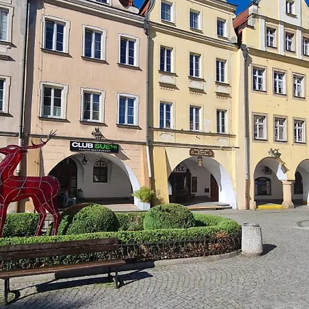 Zloty Jelonek Na Placu Ratuszowym *